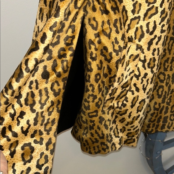 ⭐️WD. NY Leopard Print Cape⭐️ - Picture 4 of 9